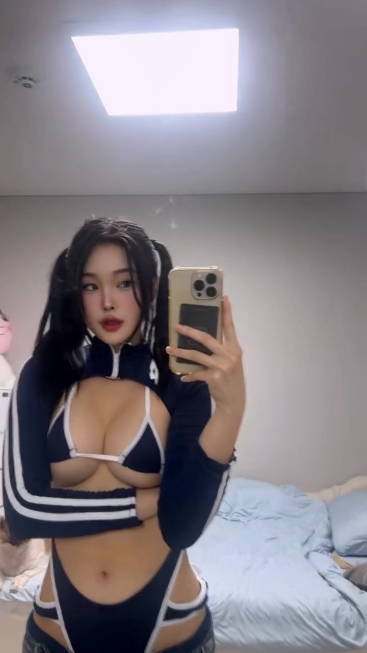 모델 김은혜 꼭지만 겨우 가린 마이크로 비키니